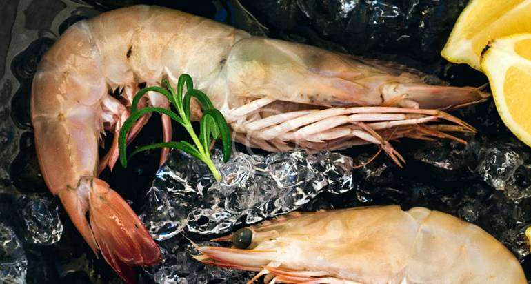 Salade de crevettes et papaye